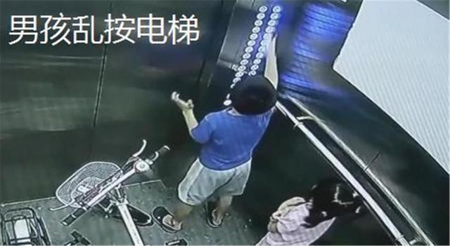 熊孩子乱按电梯按钮,妈妈"硬核"惩罚,看完忍不住给妈妈点赞