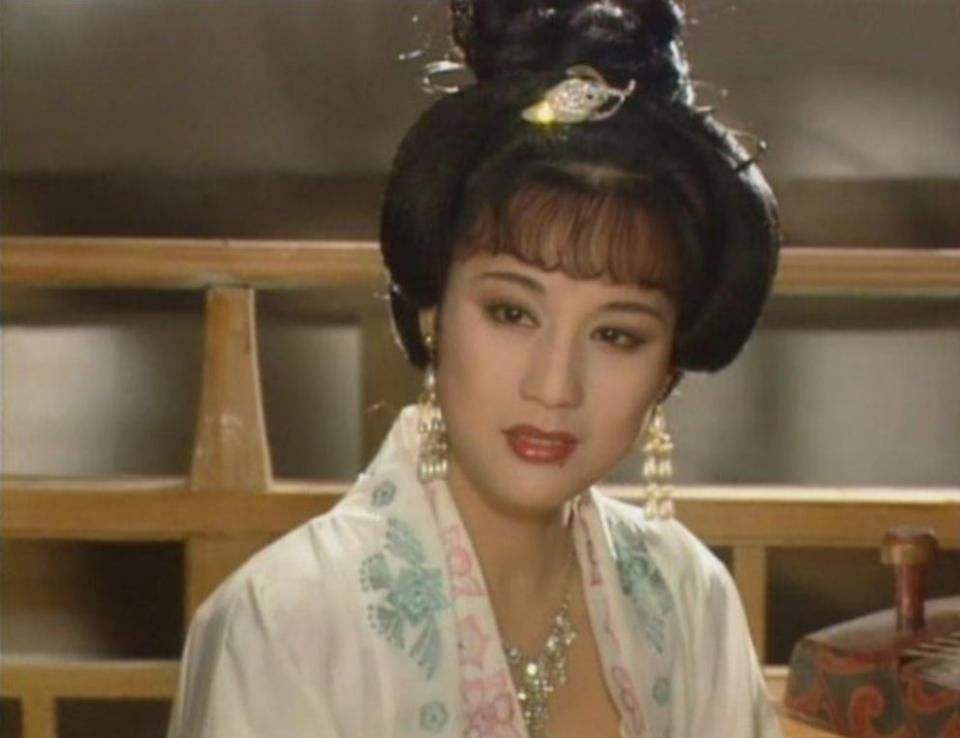 《唐明皇》中同样饰演武惠妃,于1993年上映,形象气质已然独具一格.