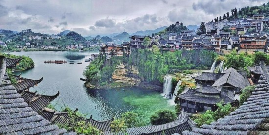 湘西世界地质公园之悬挂于瀑布上的芙蓉镇