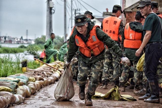 面对严峻汛情,各地干部群众,解放军和武警部队全力以赴组织抢险救灾