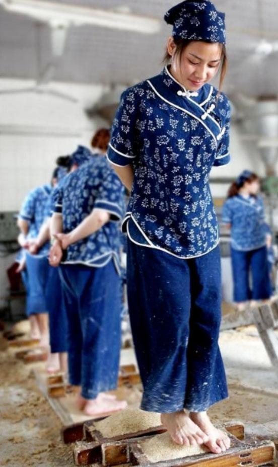 "赤脚踩曲",为何酒厂都爱用年轻身材好的女性?好处