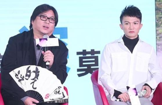 2014年被那英抛弃,被骂"人妖",今高晓松当宝,康震追着