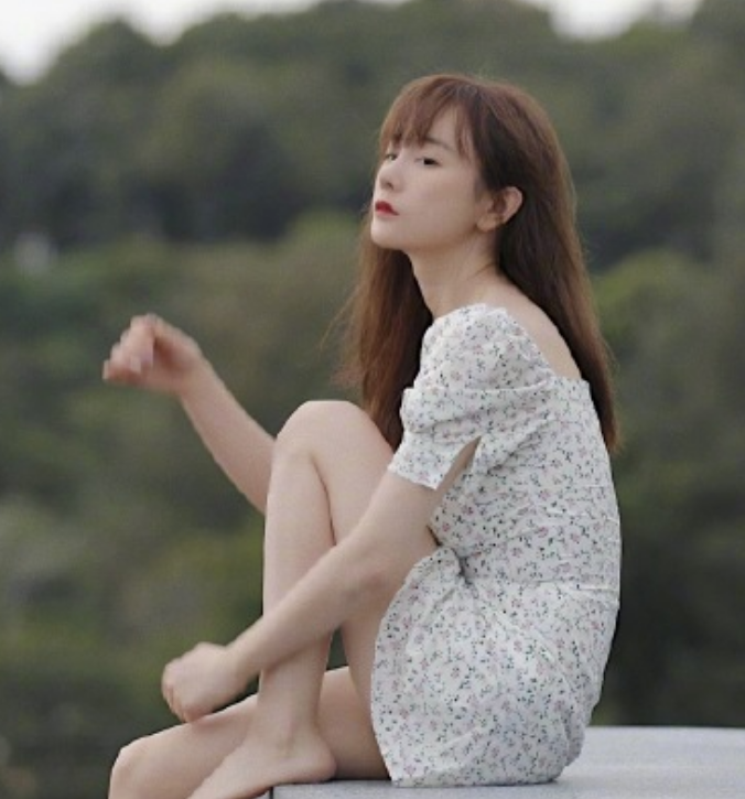 张檬靠“抬腿坐”走红网络，把脚抬成90度，体重过百女子别尝试