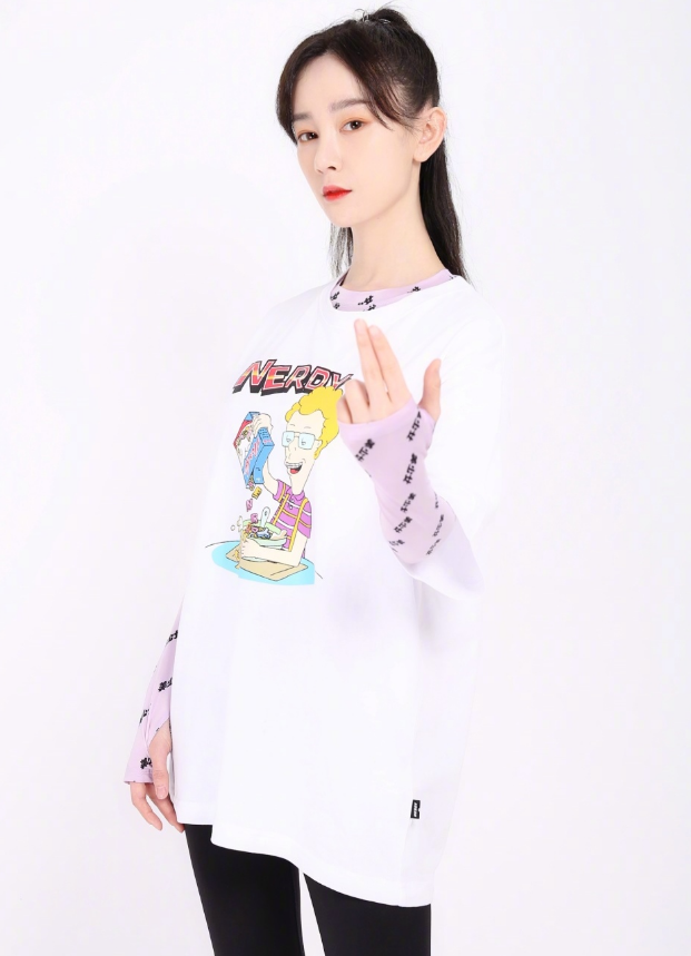 张檬靠“抬腿坐”走红网络，把脚抬成90度，体重过百女子别尝试