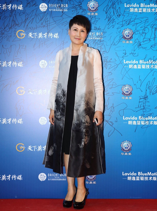 张凯丽穿衣有品味,"水墨"风格礼服配斜刘海短发,高级又显年轻
