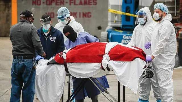 美国医护人员正在抢救病人