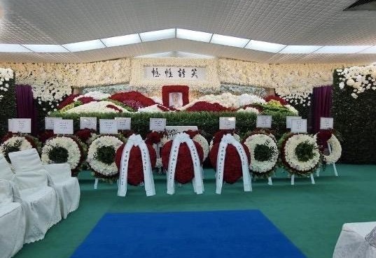 赌王何鸿燊灵柩转移,800万棺木200万鲜花,三房子既然还在玩手机