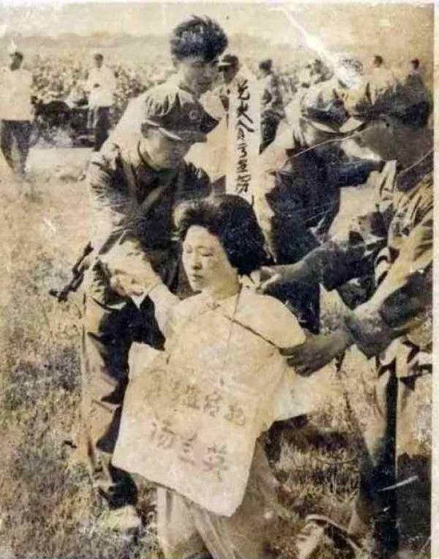 1977年南通女巨贪汤兰英10年贪污4万多衣服都名牌饭点如饭店