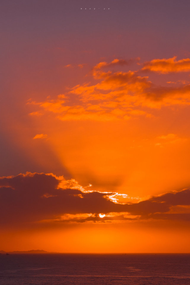 背景图:橘色的黄昏相拥浅薄的黎明