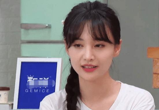 节目中郑爽素颜出镜,28岁的她皮肤状态,在无美颜镜头下毫无瑕疵