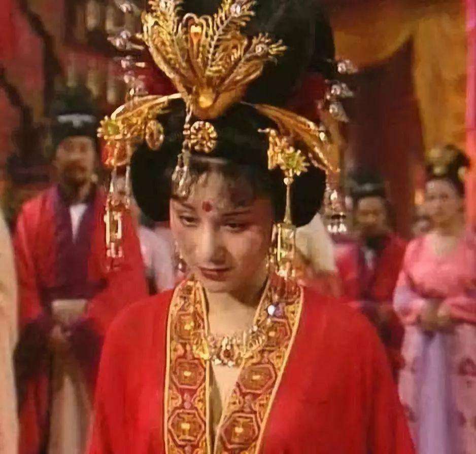 《杨贵妃》中饰演武惠妃,于1992年上映,当时古装迷人魅力已经显现.