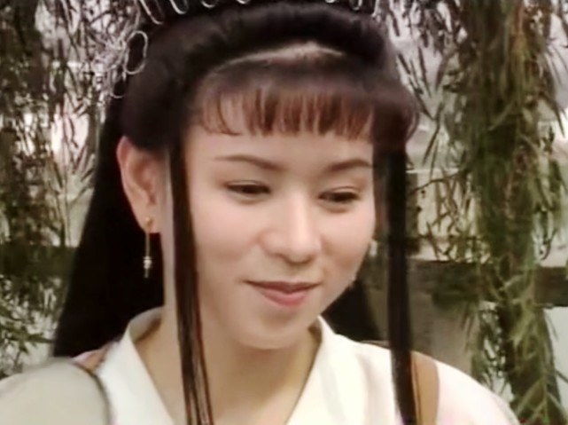 97年《新天仙配》中罗慧娟扮演七仙女,与侍女张巧嘴一起偷偷下凡