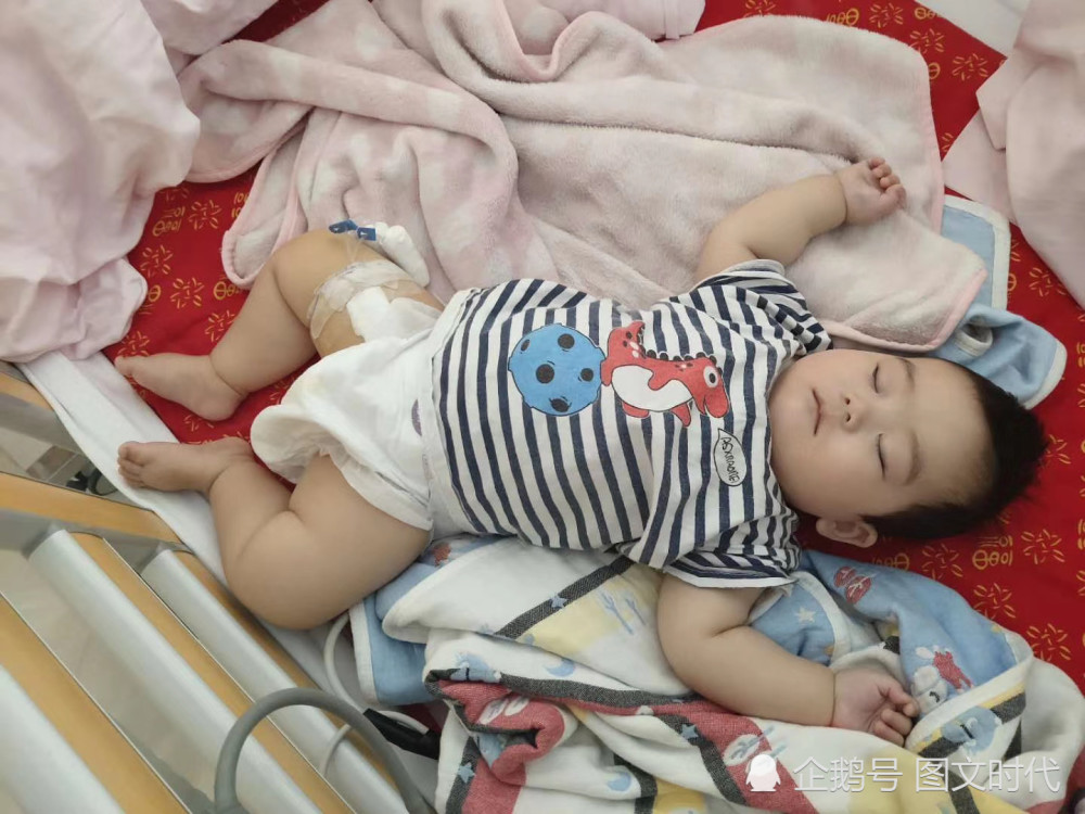 离异女带娃嫁小8岁男生,为爱情冒死生下孩子,如今全家