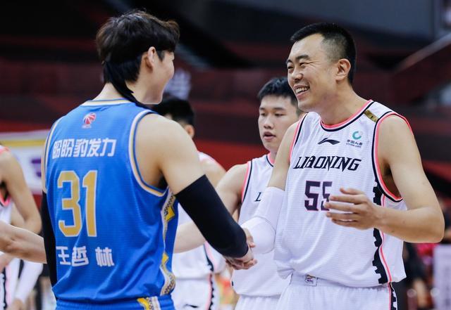 王哲林再吃瘪!连续被易建联韩德君收拾 大王还好意思蝉联mvp?