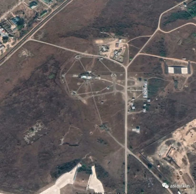 西北角的萨姆三导弹阵地,下方是一个混凝土飞机掩体