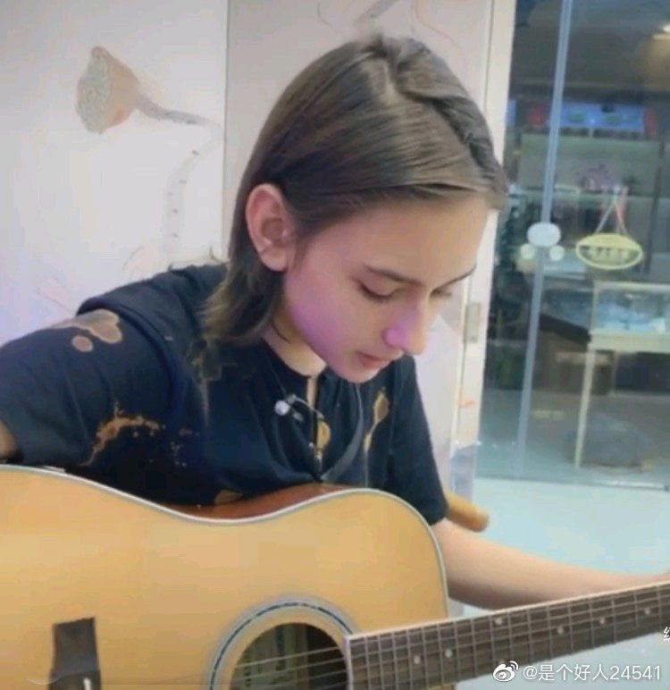 美少年米莎和鹿晗比起来你更喜欢哪一个