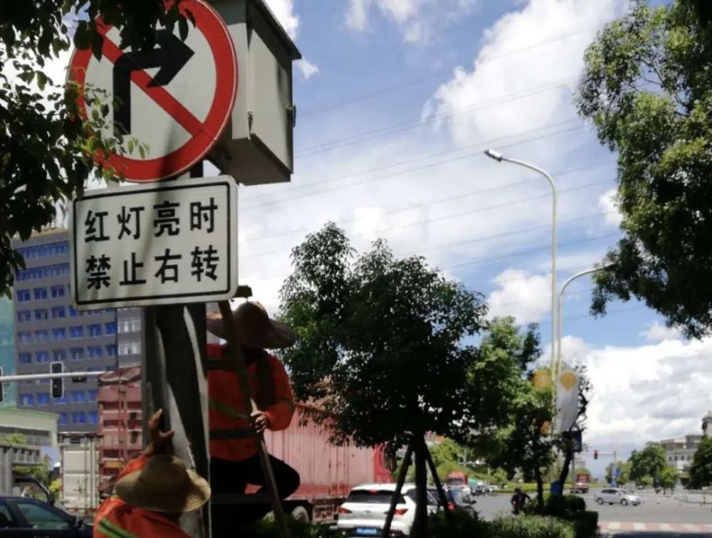 揭阳市区拆除14个路口"红灯亮时禁止右转"标志牌,让您