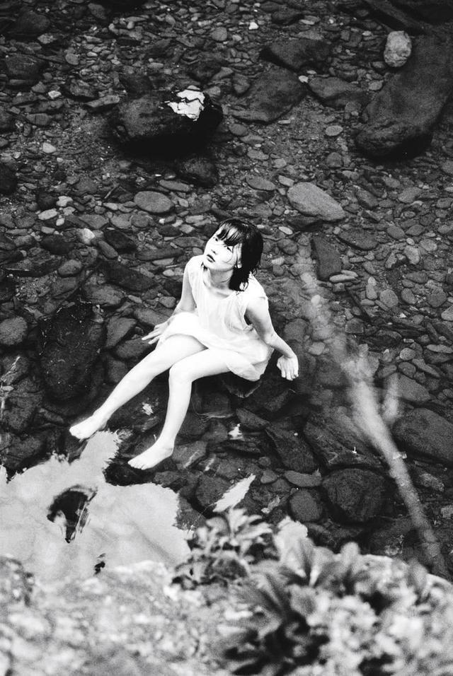 野水中的少女,清冷而孤寂