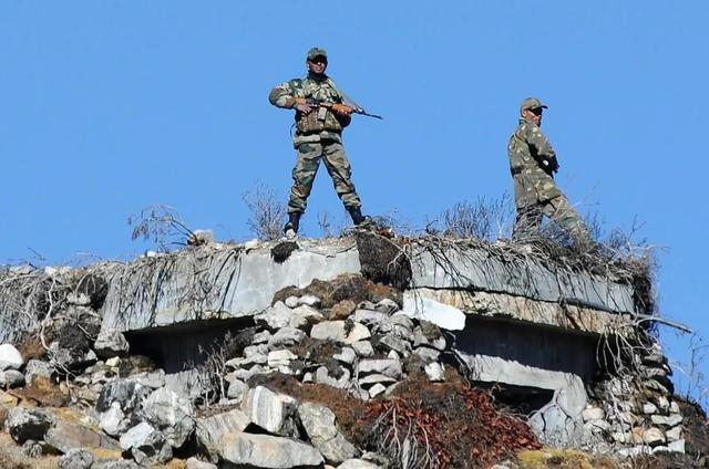 图为巴军士兵攻克印度碉堡