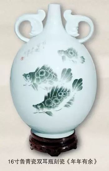 而刻瓷的"金石韵味",是指通过刻刀在瓷器上留下的不同形状,深浅及方向