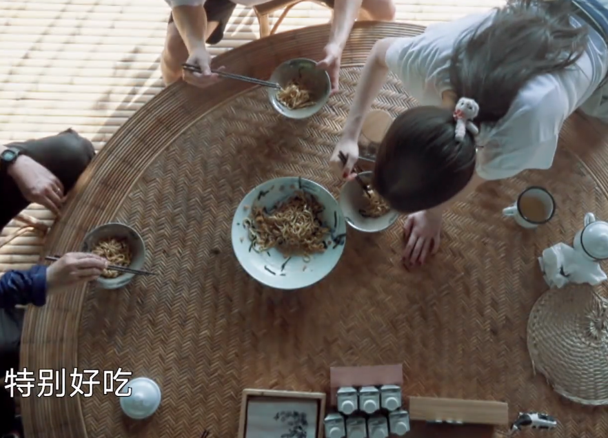 欧阳娜娜爱吃黄老师做的面条,看到她吃饭的样子,不当吃播可惜了