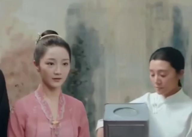 小娘惹:月娘惊艳亮相,律师保罗当初被迷住,这个女的我喜欢