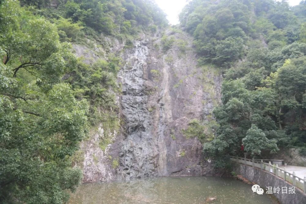 钟云华主编的《温岭旅游指南》,是这样介绍紫莲山的: "位于温岭市