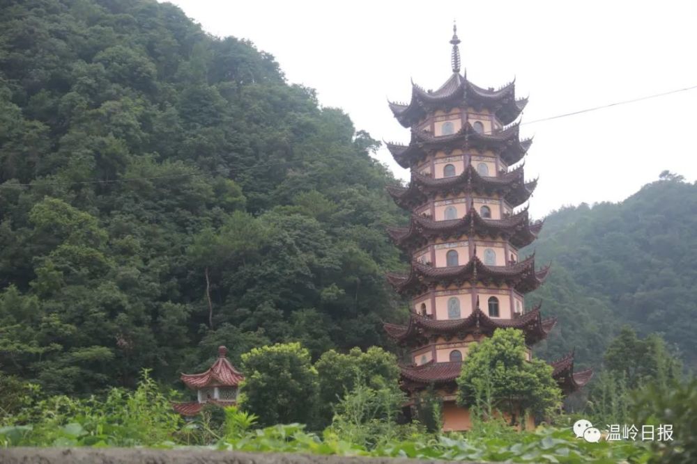 几年前,记者曾去翁岙村,游览了紫莲山风景区,当时,只是到普济寺中转