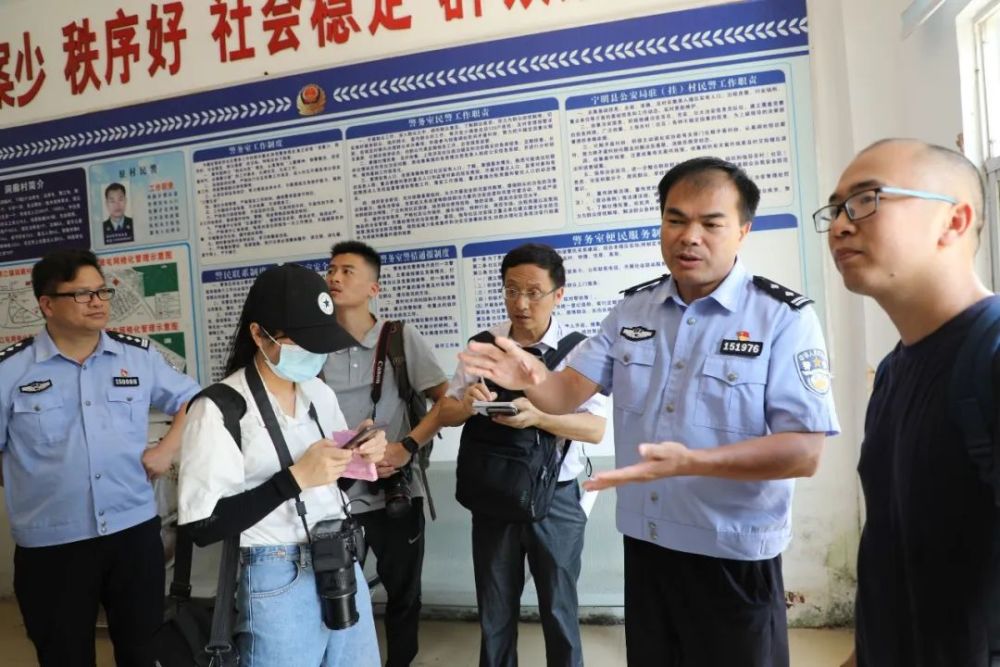 自治区公安厅组织新闻采访团到宁明县集中采访警务五访工作经验