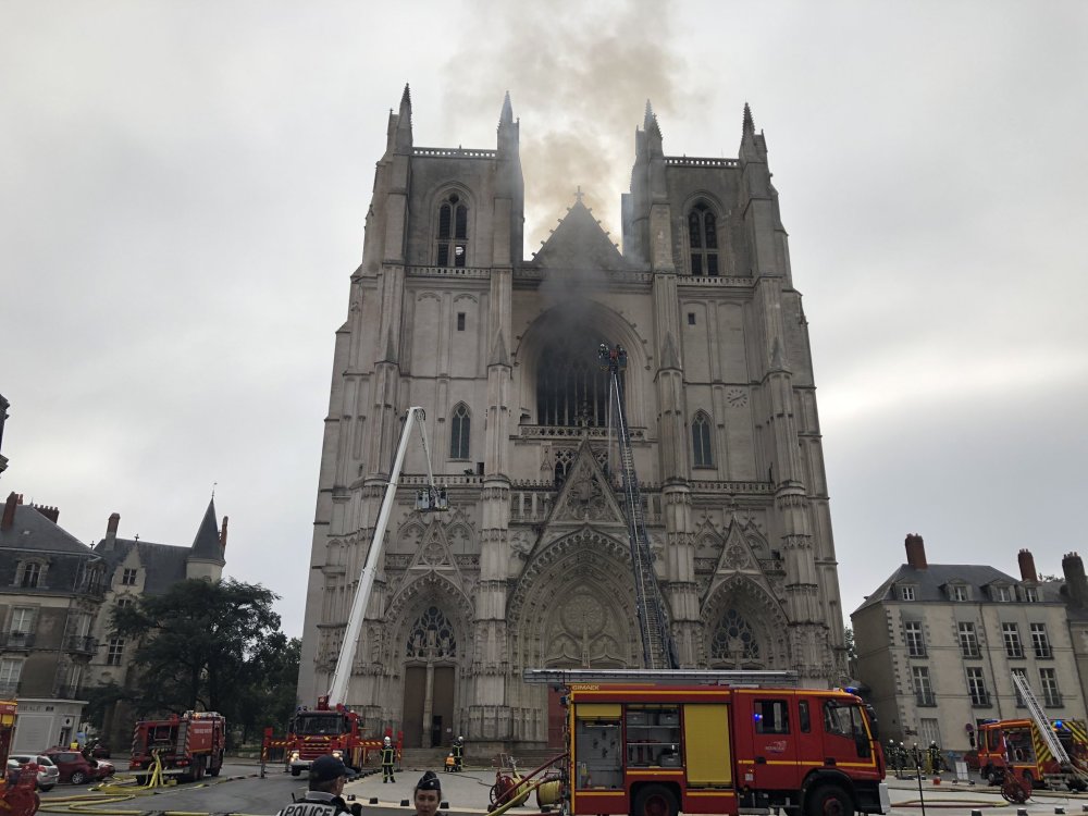 <b>800年风霜与巴黎圣母院创伤与悲痛反思荷兰教堂火灾</b>