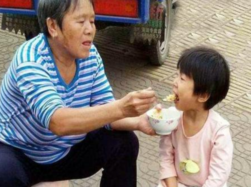 "一堆塑料不值钱"熊孩子掰坏亲戚家15万手办,父母的宠