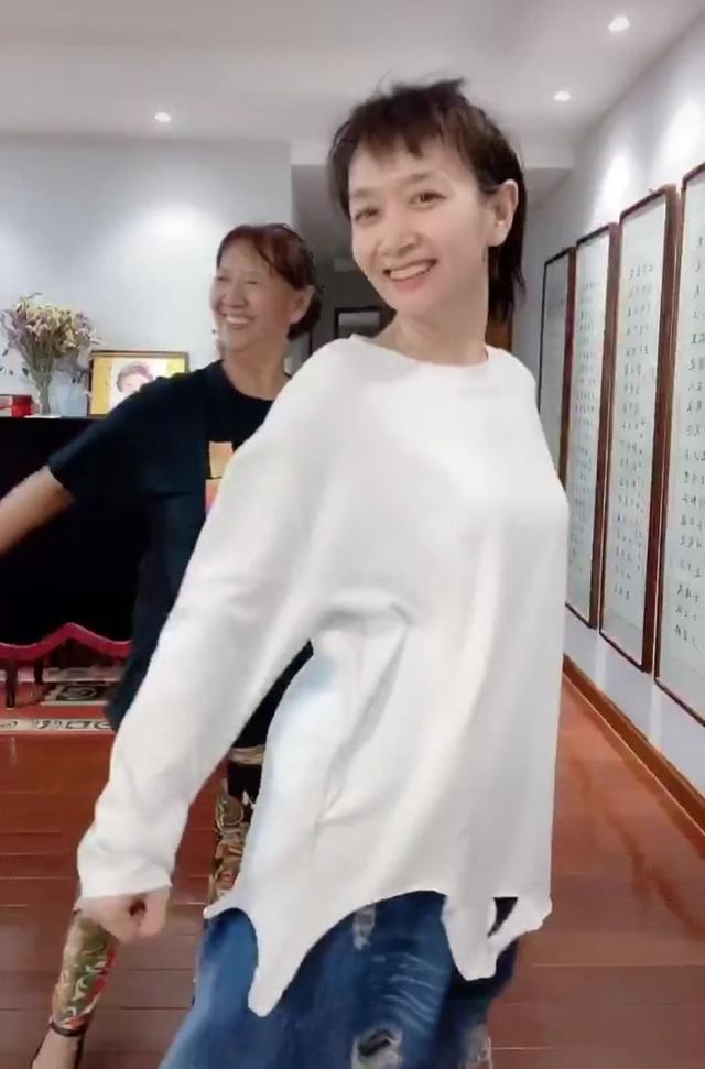 主持人王芳怀二胎了?穿裙子跳舞腹部微隆,网友:一直盯着肚子看
