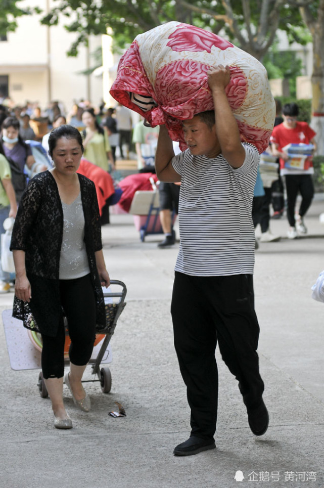 2020高考落下帷幕,考生离校,家长帮忙搬东西,场面壮观人潮涌动