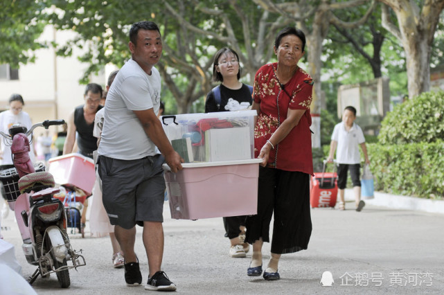 2020高考落下帷幕考生离校家长帮忙搬东西场面壮观人潮涌动