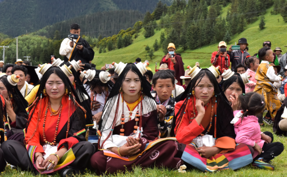 康巴汉子扎堆,娇俏美女聚集!农牧民盛会嗨翻了雅江"天山牧场"