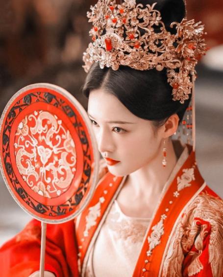 女星荧幕嫁衣造型:迪丽热巴英气杨幂楚楚可人,她笑得