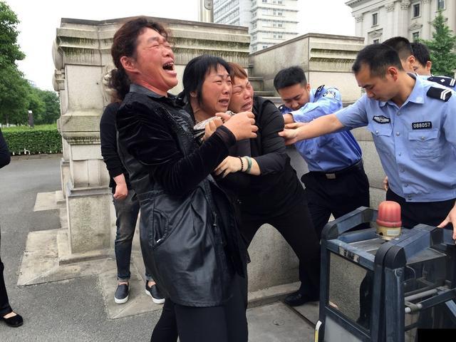 一位男子(林建夏)因孩子之间的矛盾而杀死女儿的同学被执行死刑