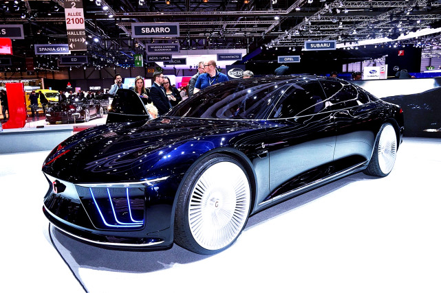 它是大众的首款纯电动概念车,名叫italdesign giugiaro gea.