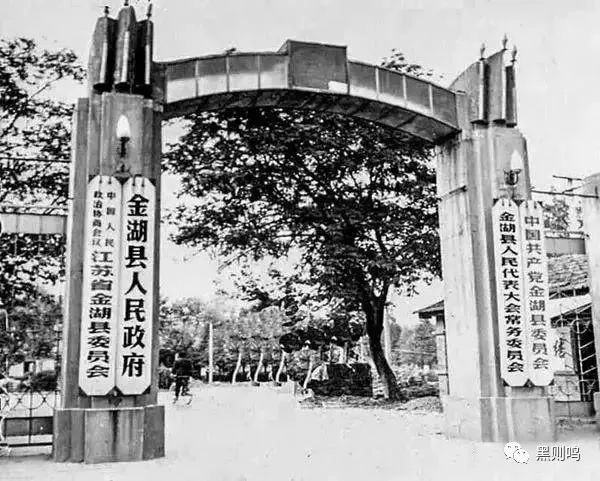 1970年代,江苏省镇江市中山路南侧,市政府大门.