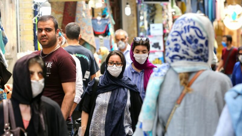 2020年7月14日,伊朗人在首都德黑兰的市集购物.