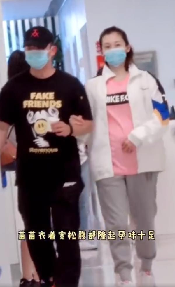 一时之间,不仅备受外界祝福,苗苗怀孕的消息也是瞬间被传得沸沸扬扬