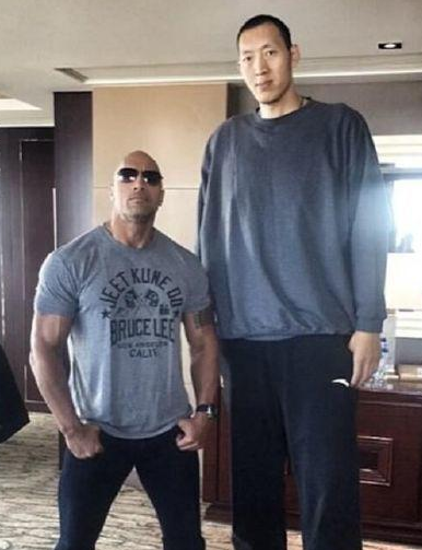 巨石强森肌肉够牛吧?但在nba巨人前就是弟弟,连库兹马
