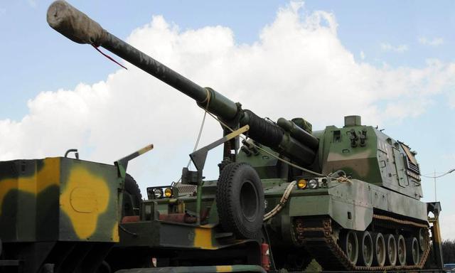 火炮发射第一颗炮弹时,为何炮手需要拉绳击发?老兵告诉你答案