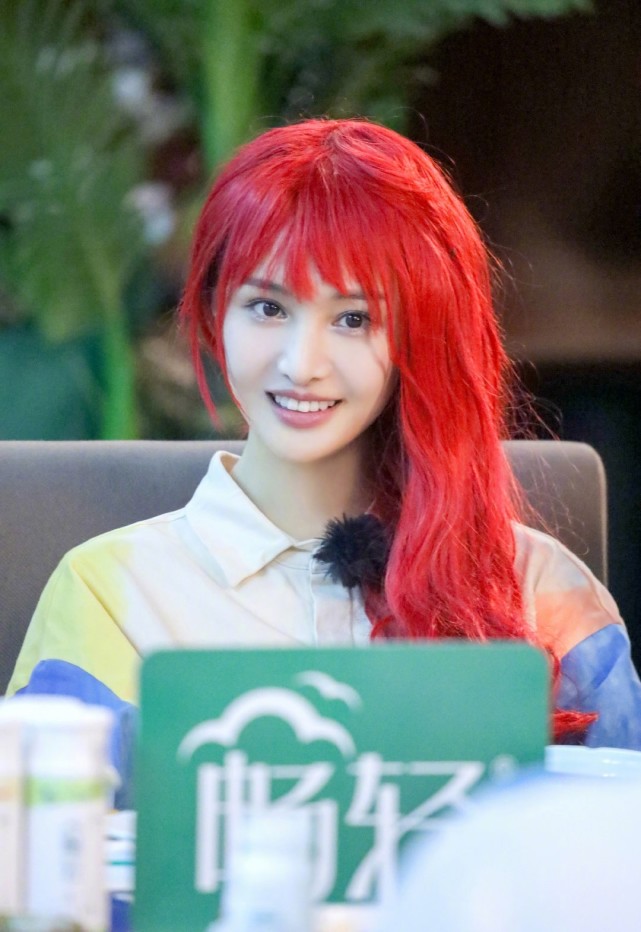 郑爽才是真的在逃公主吧?晒小美人鱼造型,红发也能完美驾驭