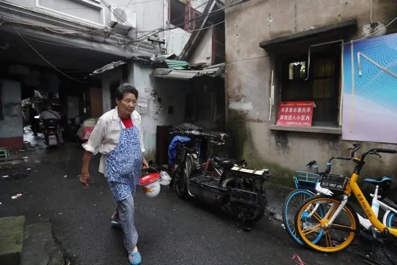 没有独立厕所 不少人还过着拎马桶的生活
