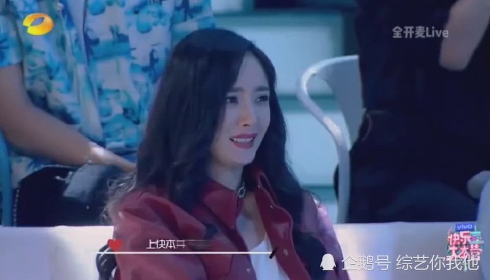 高伟光陪杨幂上快本,登台唱歌五音不全,大幂幂苦笑