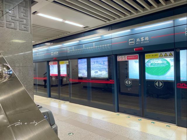西安有个地铁站名字好奇怪,中国游客搞不清,外国游客更一头雾水