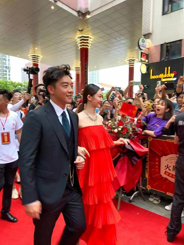 郑恺苗苗婚后首次合体秀恩爱,妻子一身红裙好喜庆,网友:太美了