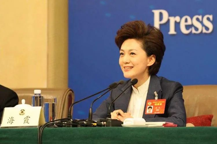 原来海霞和康辉是这层关系,看了那么多年《新闻联播》