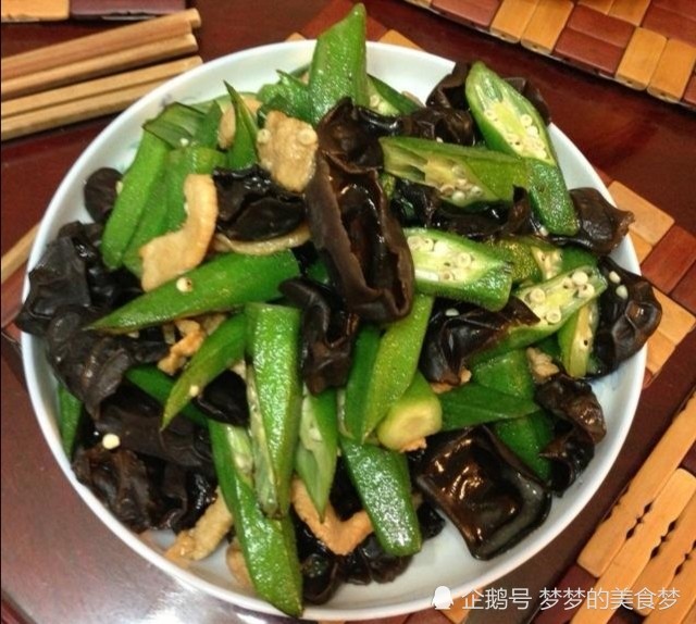 一道简单的家庭小炒,七月里不可错过的美食,营养很丰富!